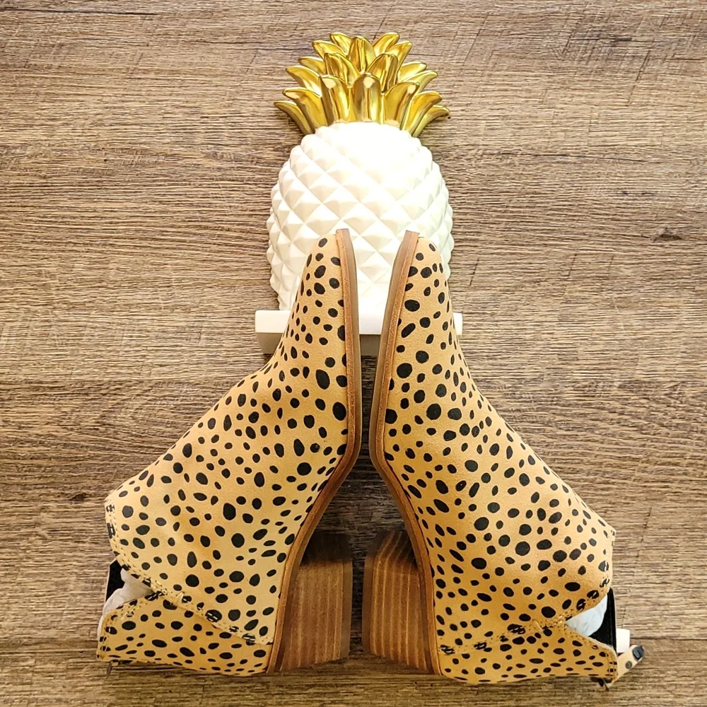 NWT! Dolce Vita Animal Print Leopard Ankle Booties - Picture 3 of 15